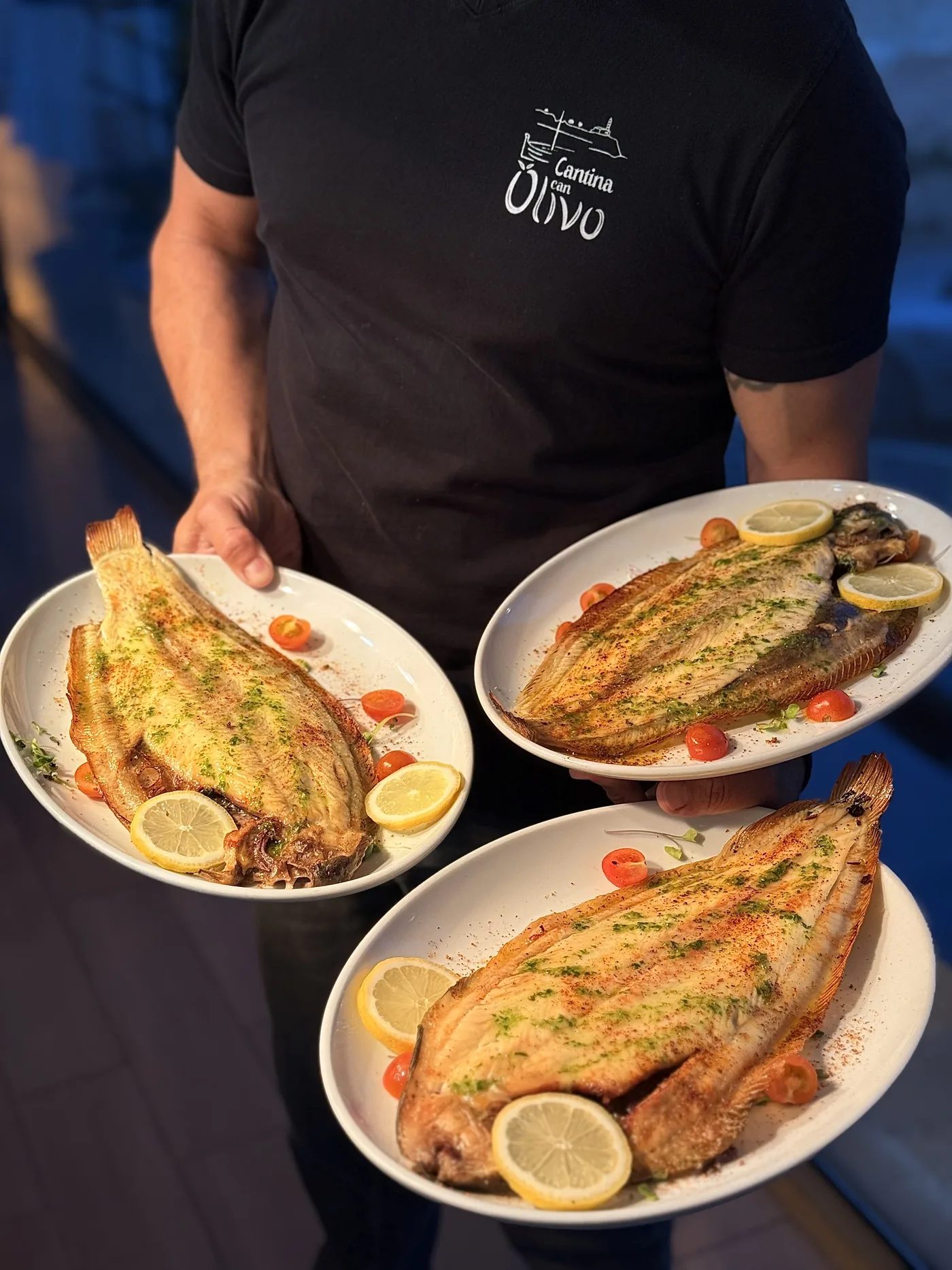 Pescados a la brasa preparados por el equipo de Cantina Can Olivo.